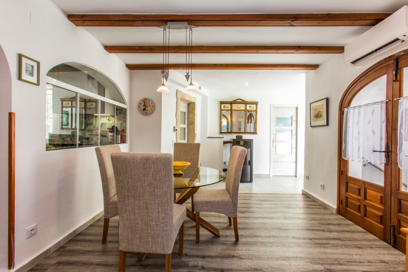 Spacious villa with 5 bedrooms, 3 bathrooms, guest WC and private pool