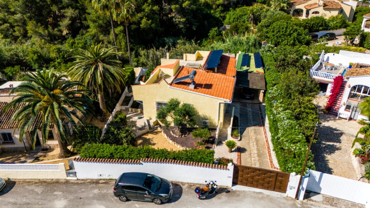 Spacious villa with 5 bedrooms, 3 bathrooms, guest WC and private pool