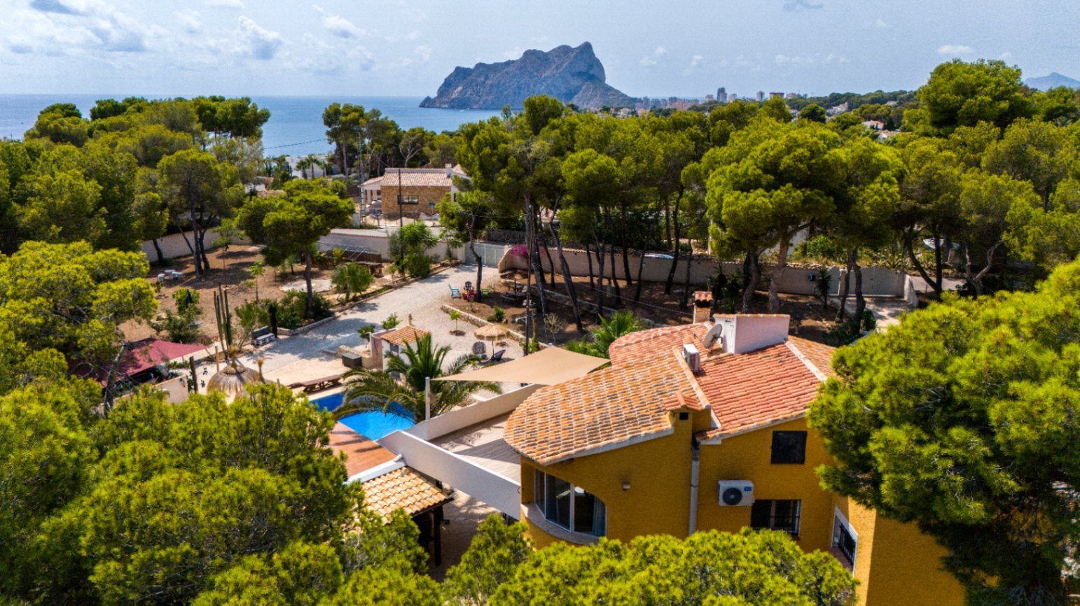 Detached villa with two separate apartments within walking distance of the sea