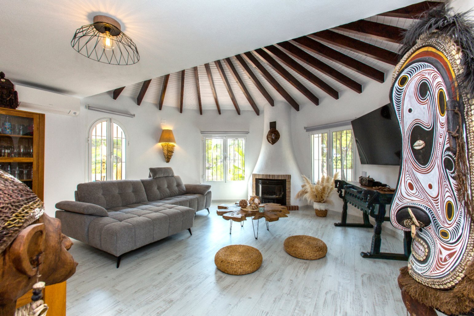 Detached villa with two separate apartments within walking distance of the sea