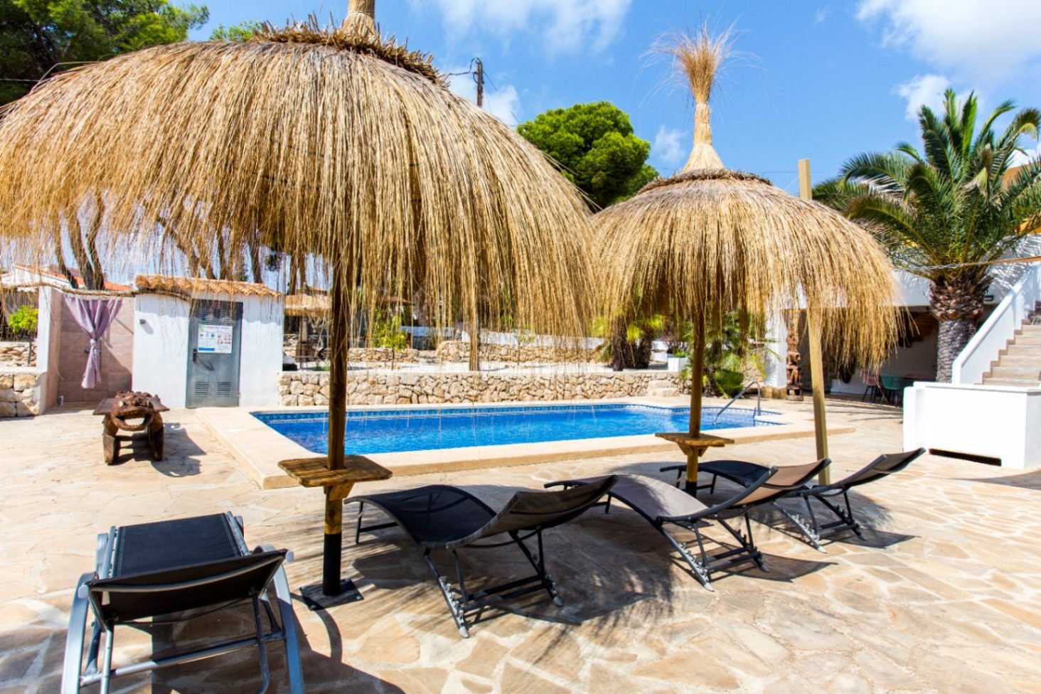 Detached villa with two separate apartments within walking distance of the sea