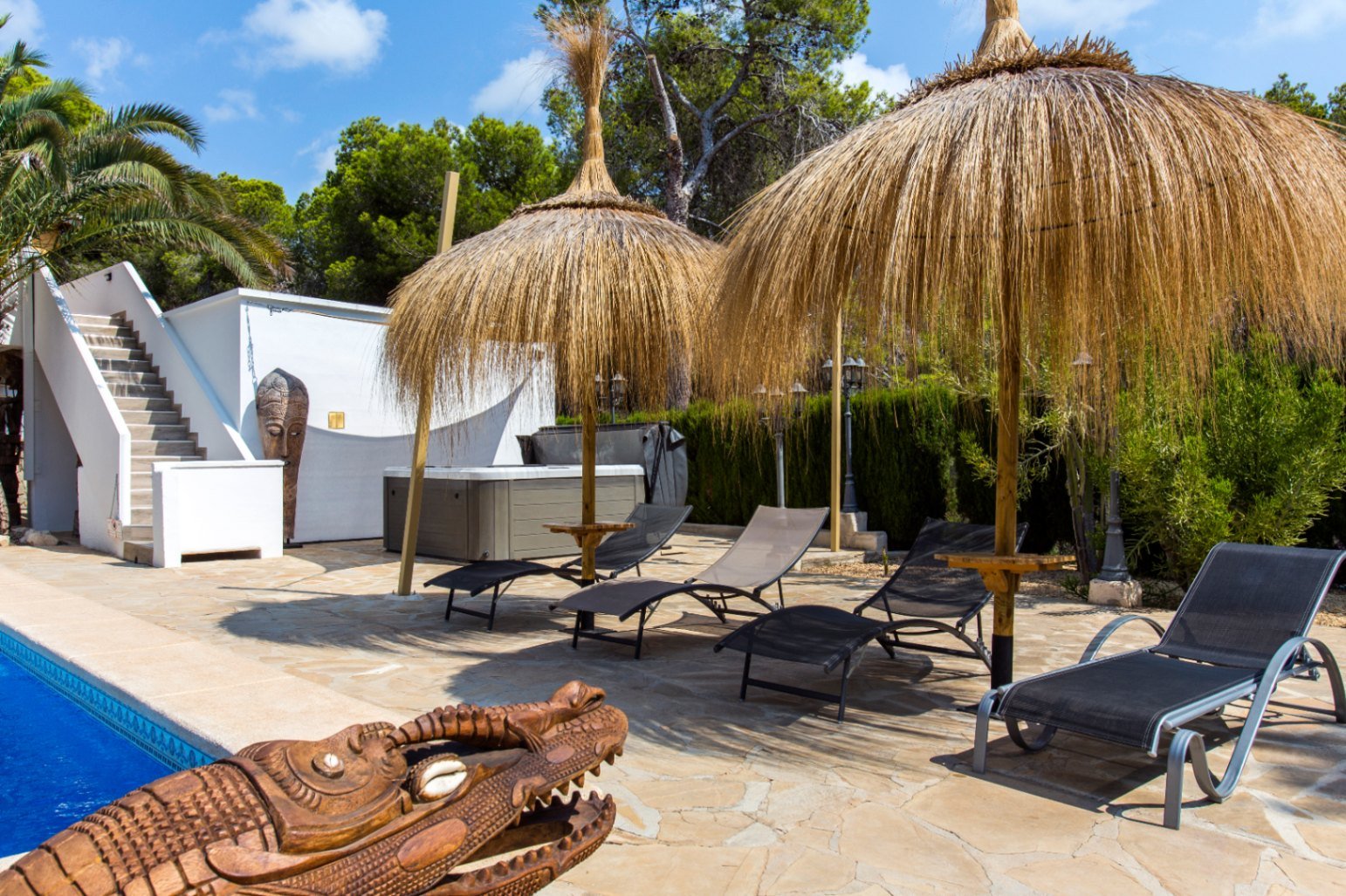 Detached villa with two separate apartments within walking distance of the sea