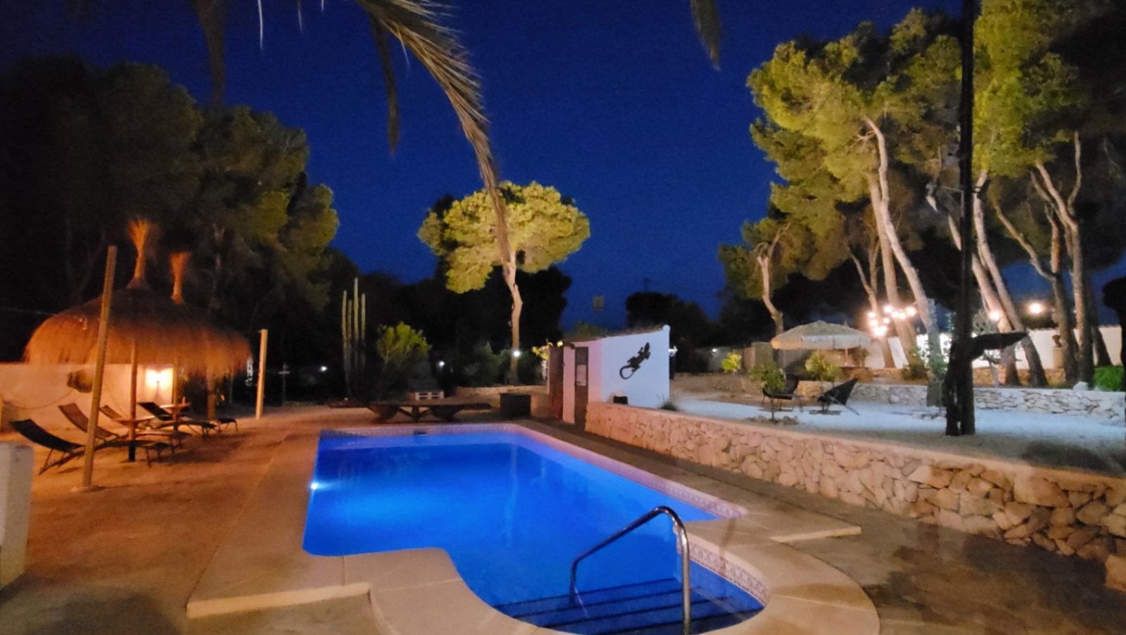 Detached villa with two separate apartments within walking distance of the sea