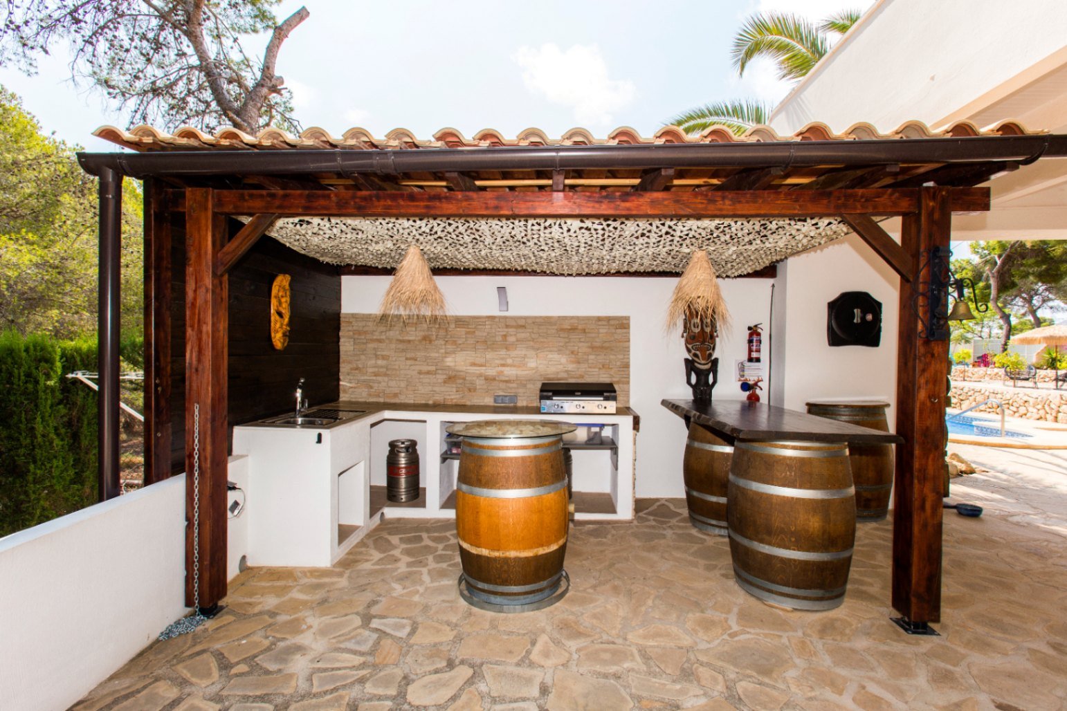 Detached villa with two separate apartments within walking distance of the sea