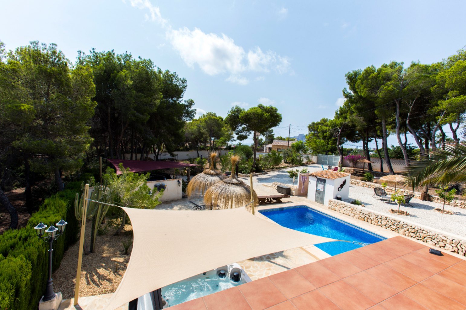 Detached villa with two separate apartments within walking distance of the sea