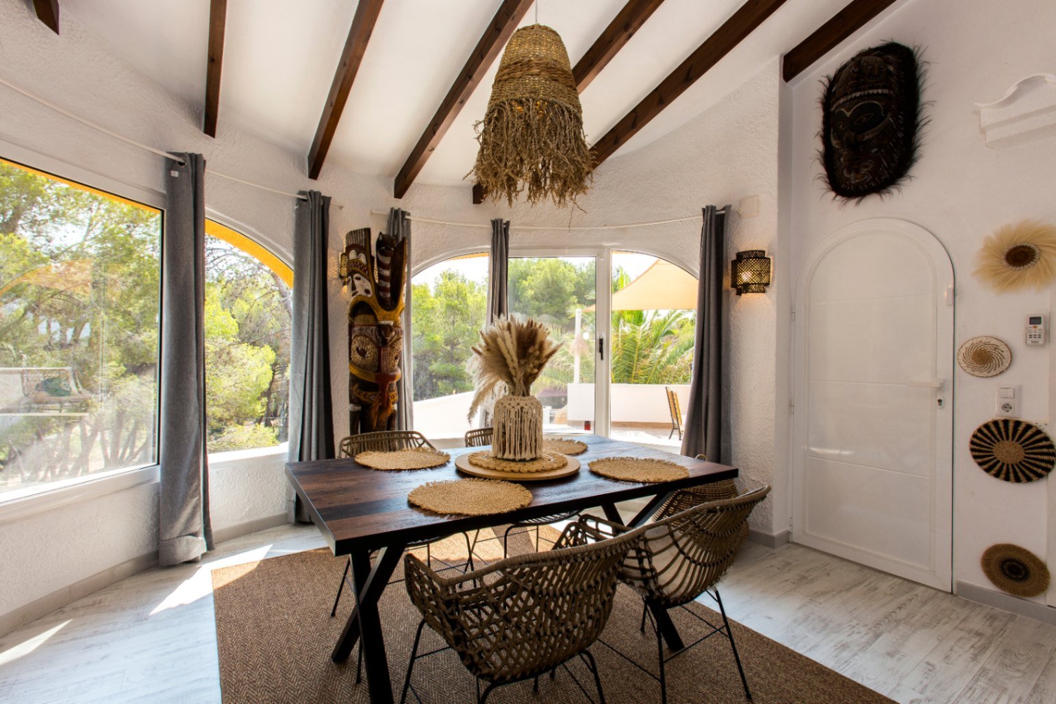 Detached villa with two separate apartments within walking distance of the sea