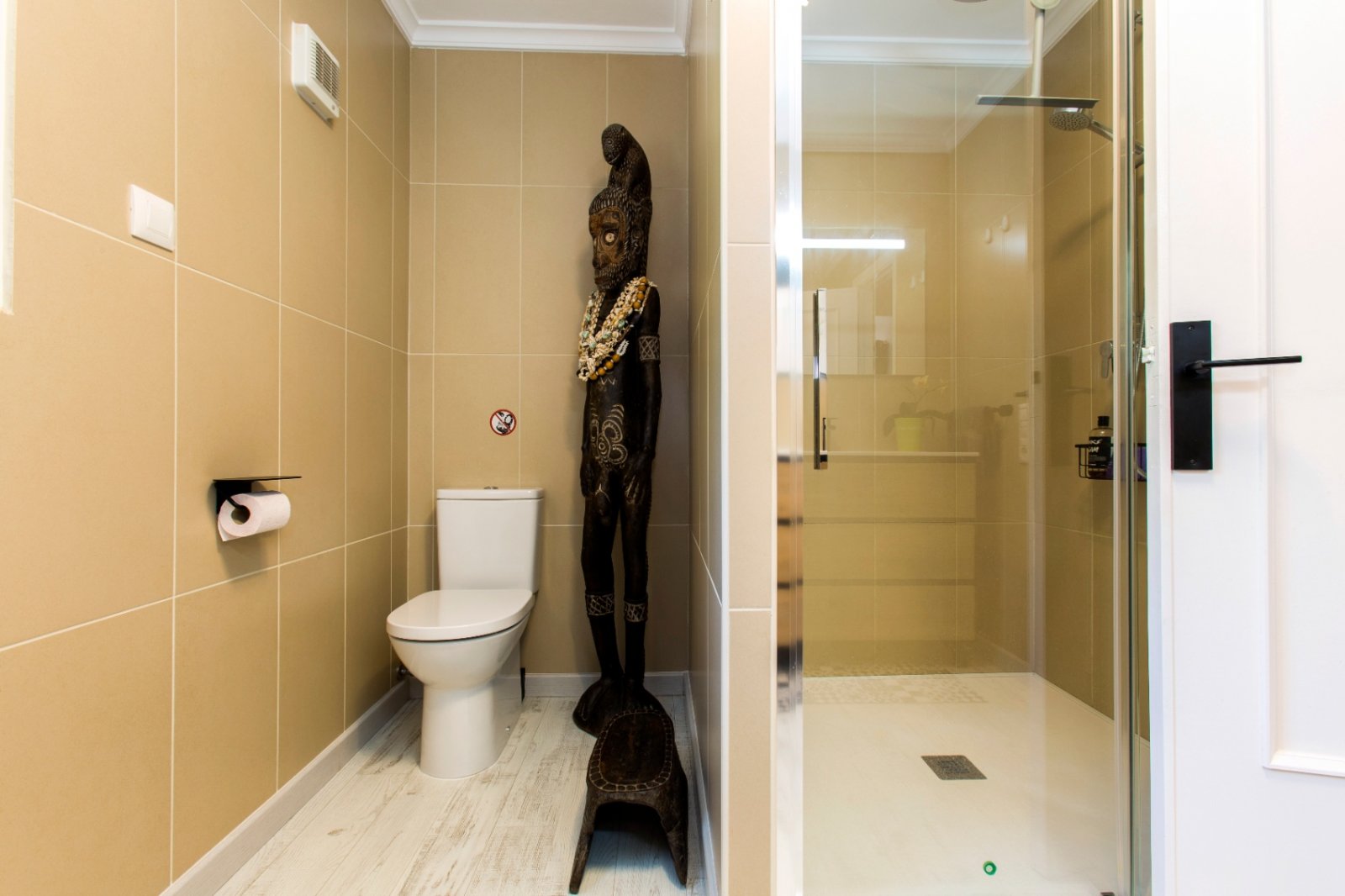 Detached villa with two separate apartments within walking distance of the sea