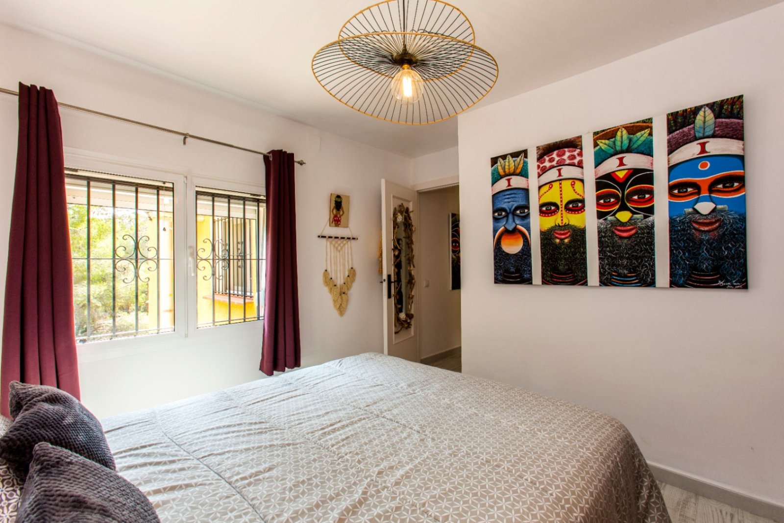 Detached villa with two separate apartments within walking distance of the sea