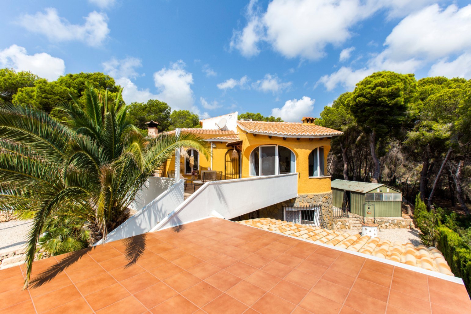 Detached villa with two separate apartments within walking distance of the sea