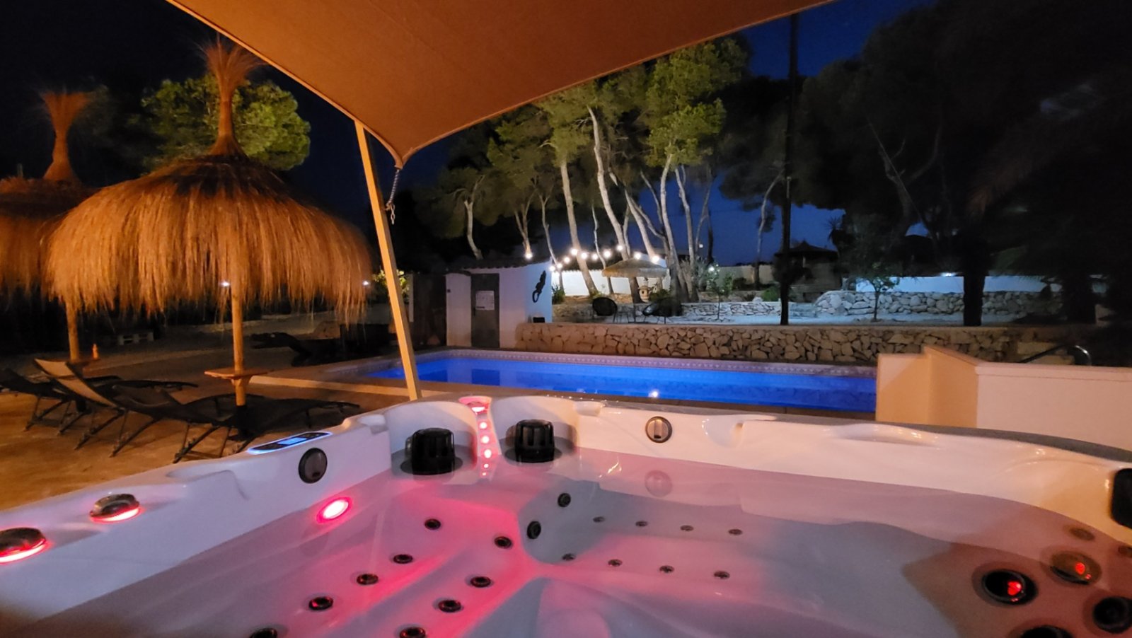 Detached villa with two separate apartments within walking distance of the sea