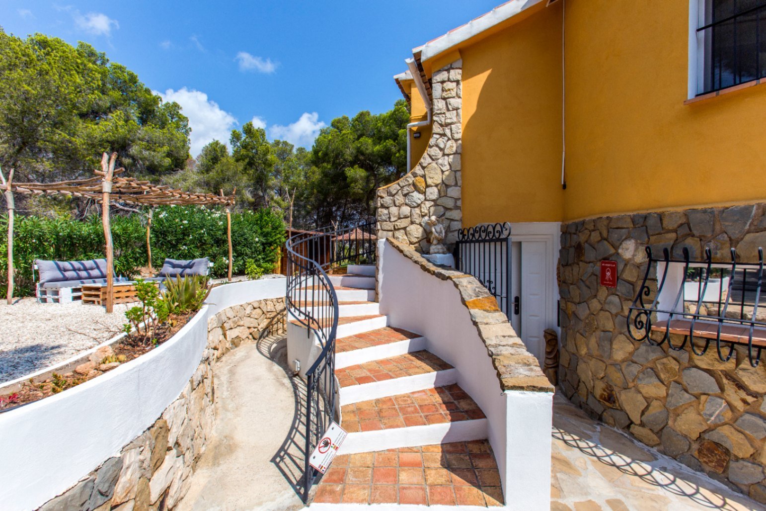 Detached villa with two separate apartments within walking distance of the sea