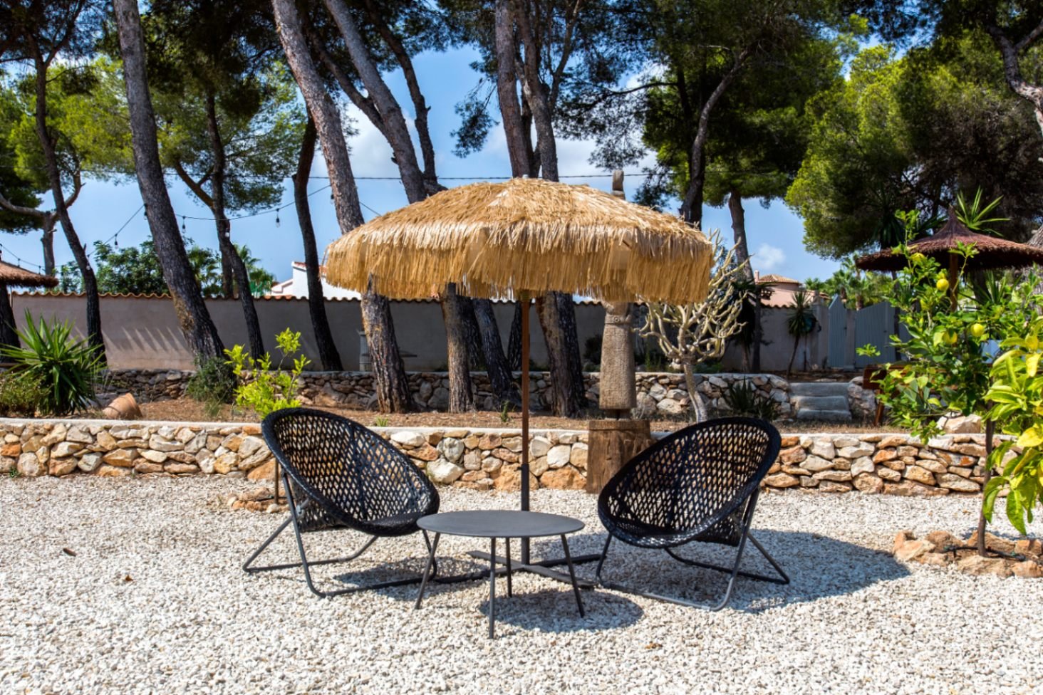 Detached villa with two separate apartments within walking distance of the sea