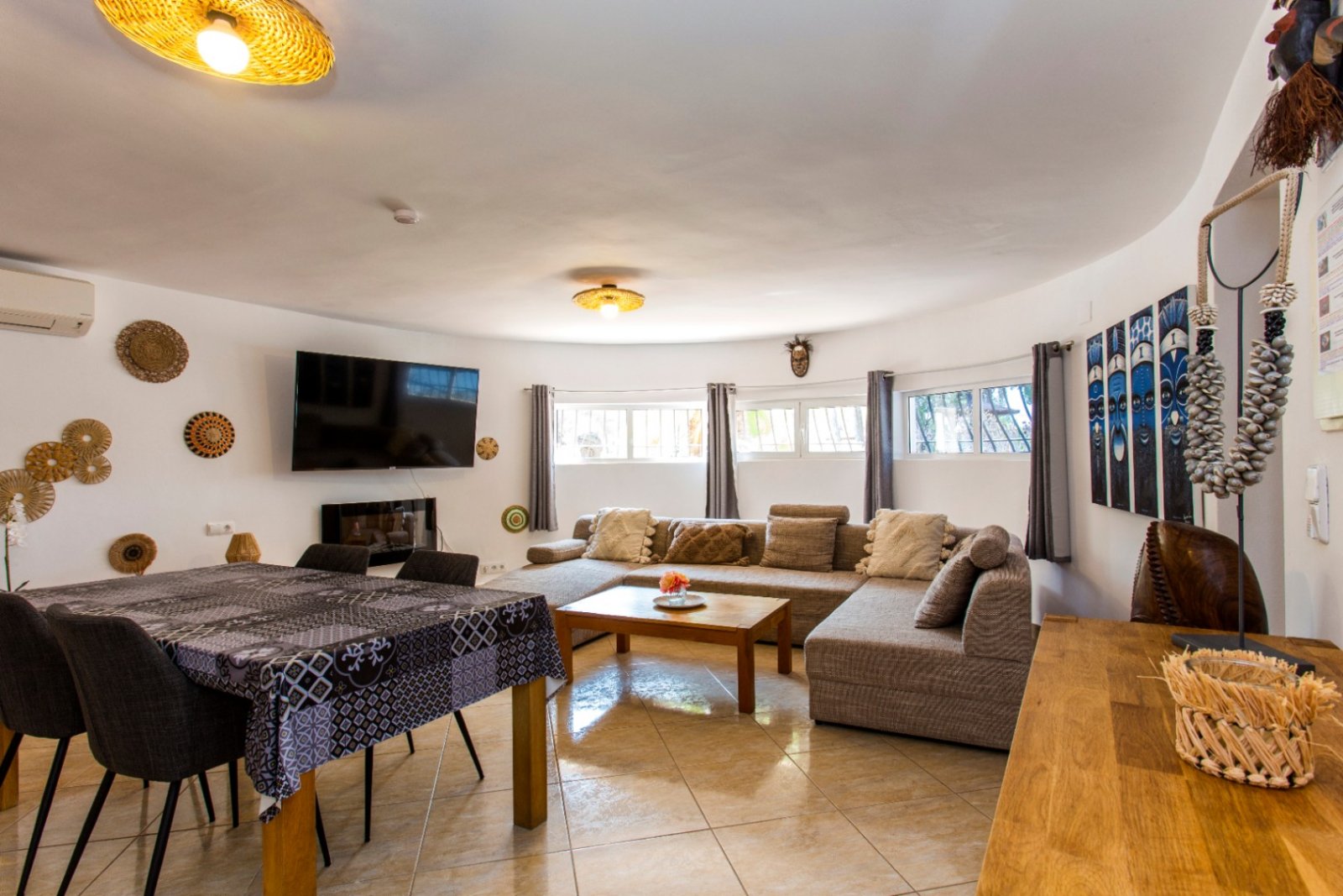 Detached villa with two separate apartments within walking distance of the sea