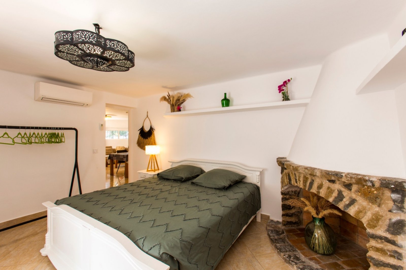 Detached villa with two separate apartments within walking distance of the sea