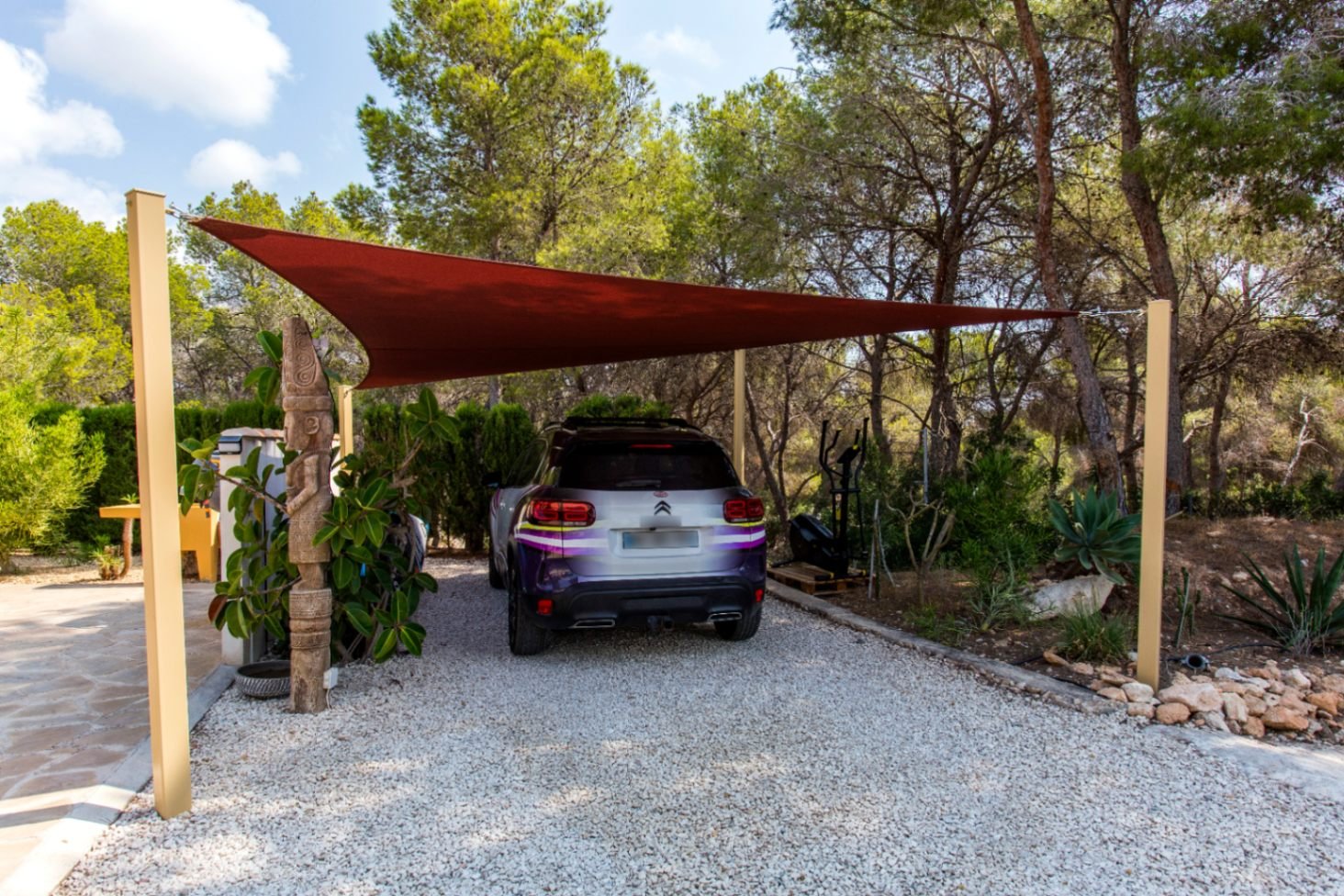 Detached villa with two separate apartments within walking distance of the sea