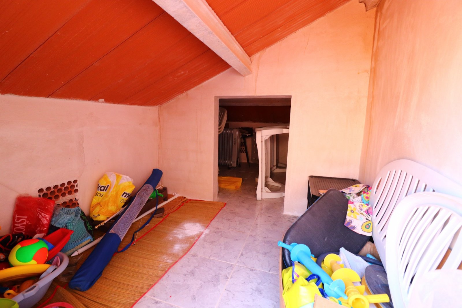 Top Floor Apartment with 2 bedrooms, 1 bathroom and communal pool in Playa Flamenca