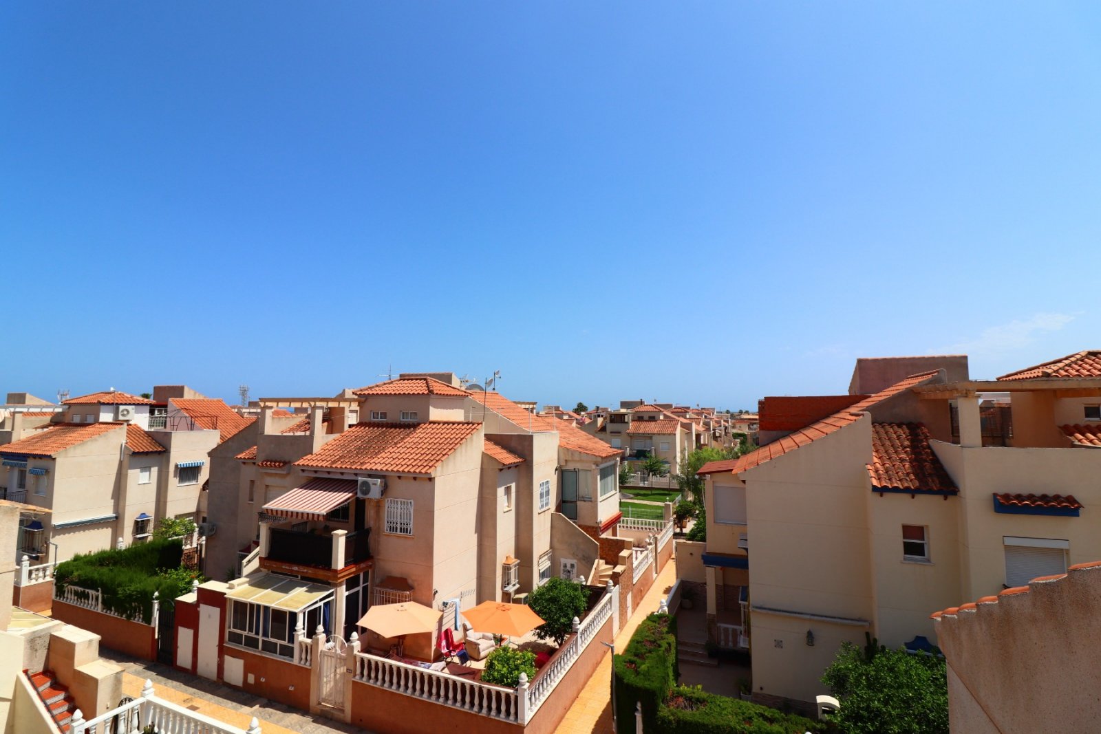 Top Floor Apartment with 2 bedrooms, 1 bathroom and communal pool in Playa Flamenca