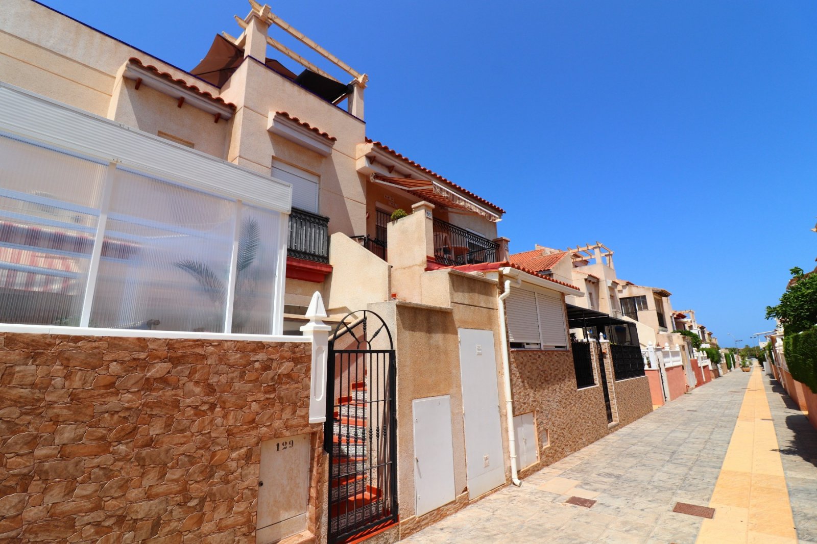 Top Floor Apartment with 2 bedrooms, 1 bathroom and communal pool in Playa Flamenca