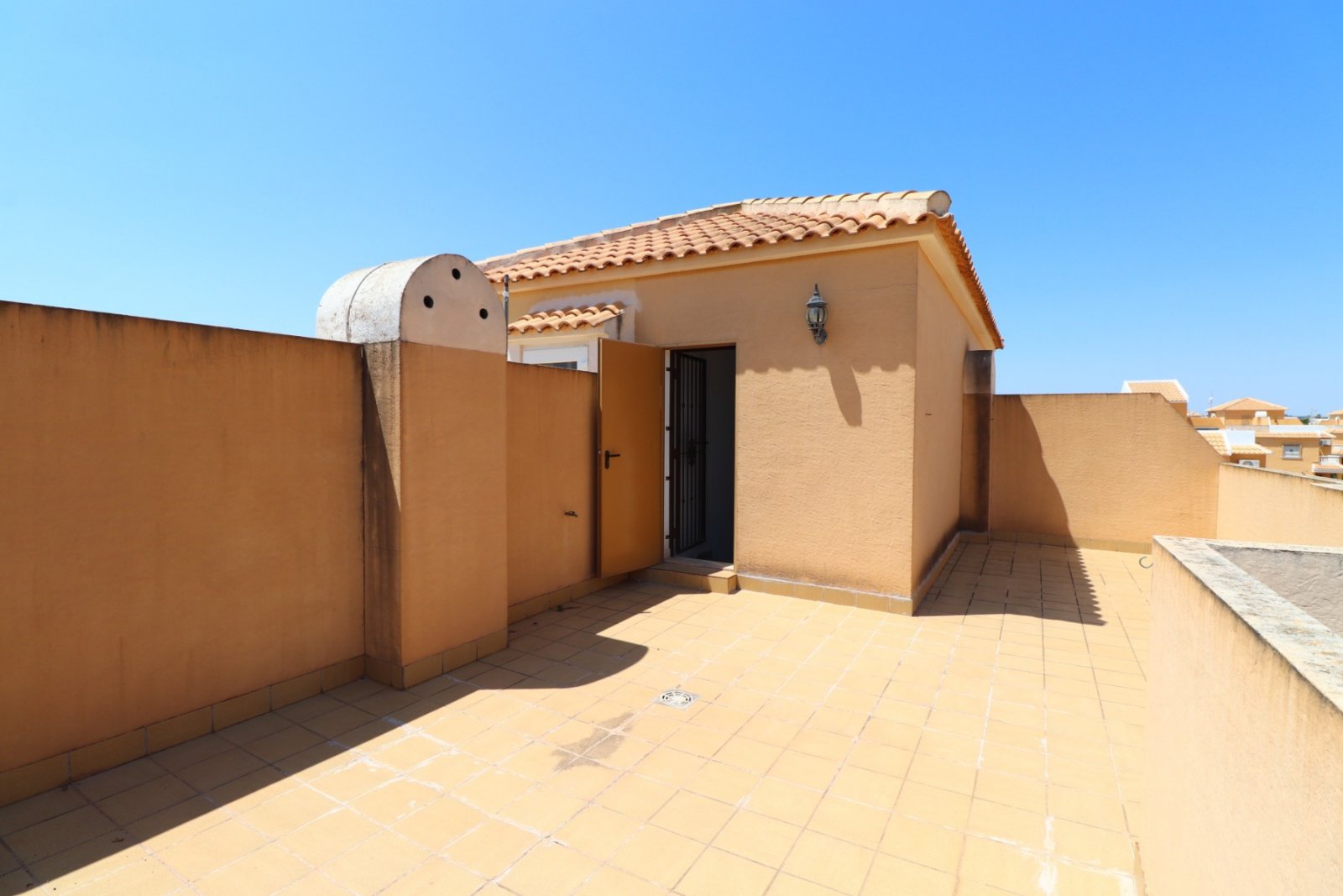 Quad-Villa with 3 bedrooms, 1 bathroom and communal pool