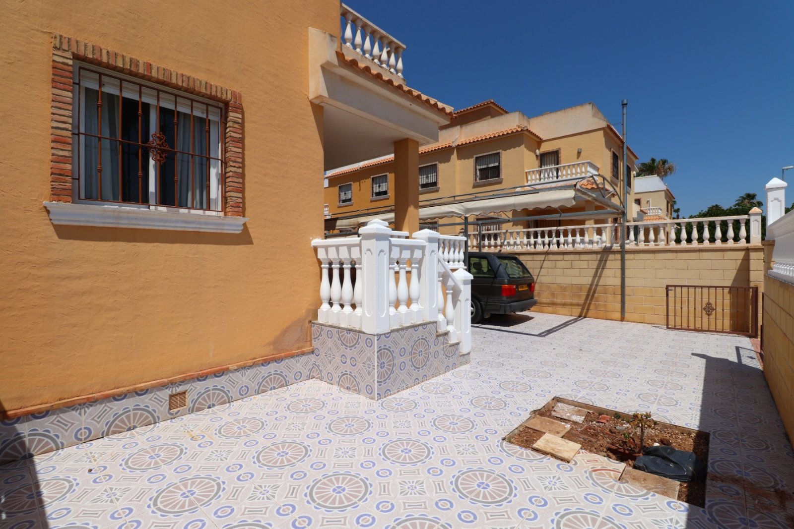 Quad-Villa with 3 bedrooms, 1 bathroom and communal pool