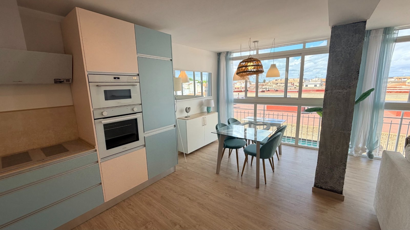 Reformed apartment with 3 bedrooms and 2 bathrooms just 100 metres from the beach