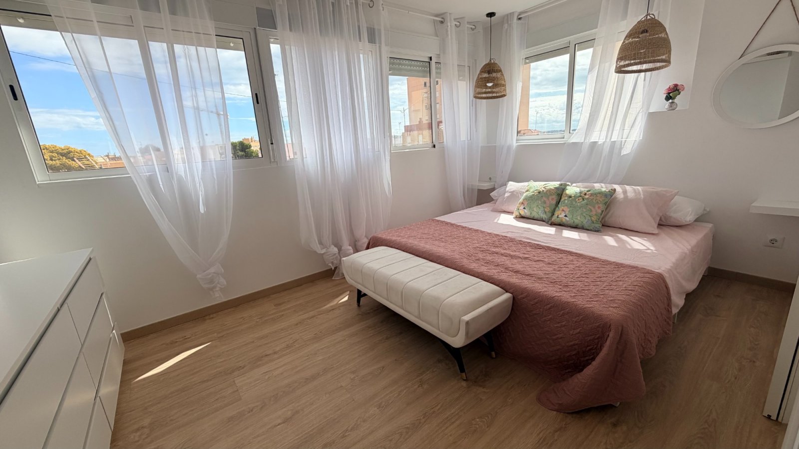 Reformed apartment with 3 bedrooms and 2 bathrooms just 100 metres from the beach