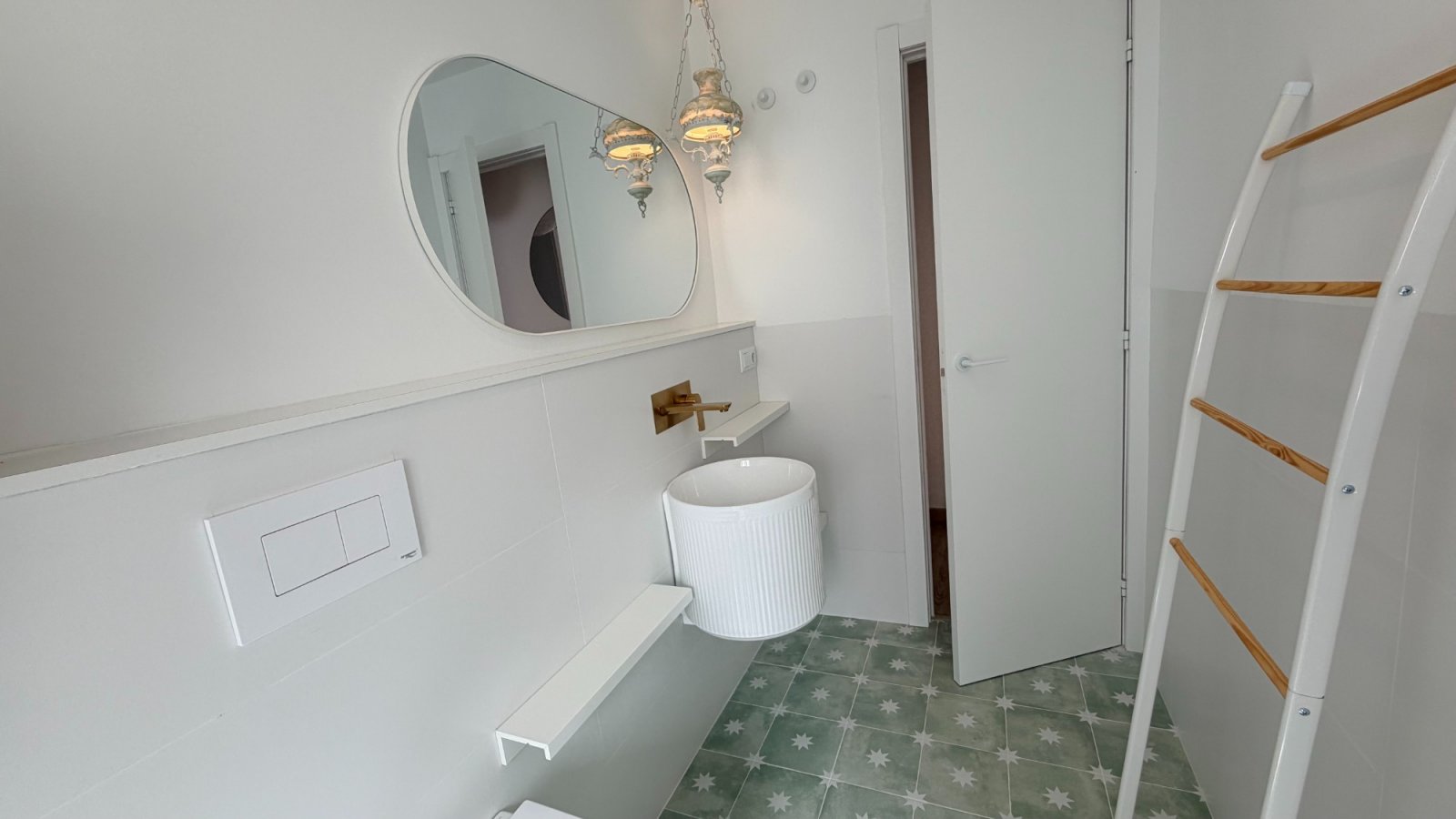 Reformed apartment with 3 bedrooms and 2 bathrooms just 100 metres from the beach