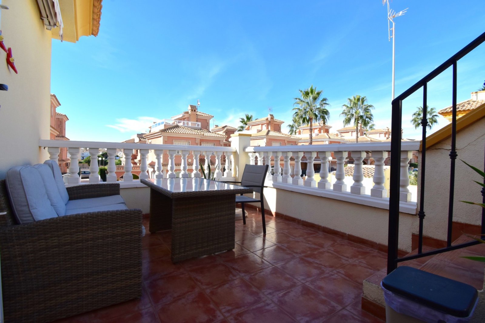 Top Floor Apartment with 2 bedrooms, 1 bathroom, roof terrace and communal pool