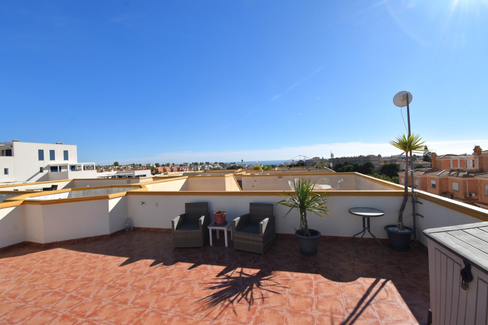 Top Floor Apartment with 2 bedrooms, 1 bathroom, roof terrace and communal pool