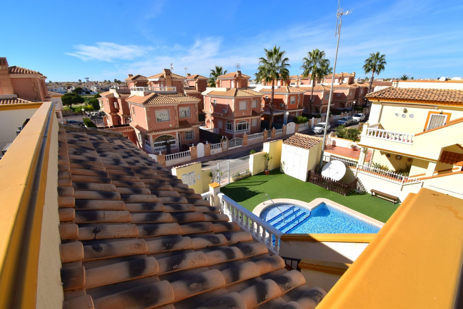 Top Floor Apartment with 2 bedrooms, 1 bathroom, roof terrace and communal pool