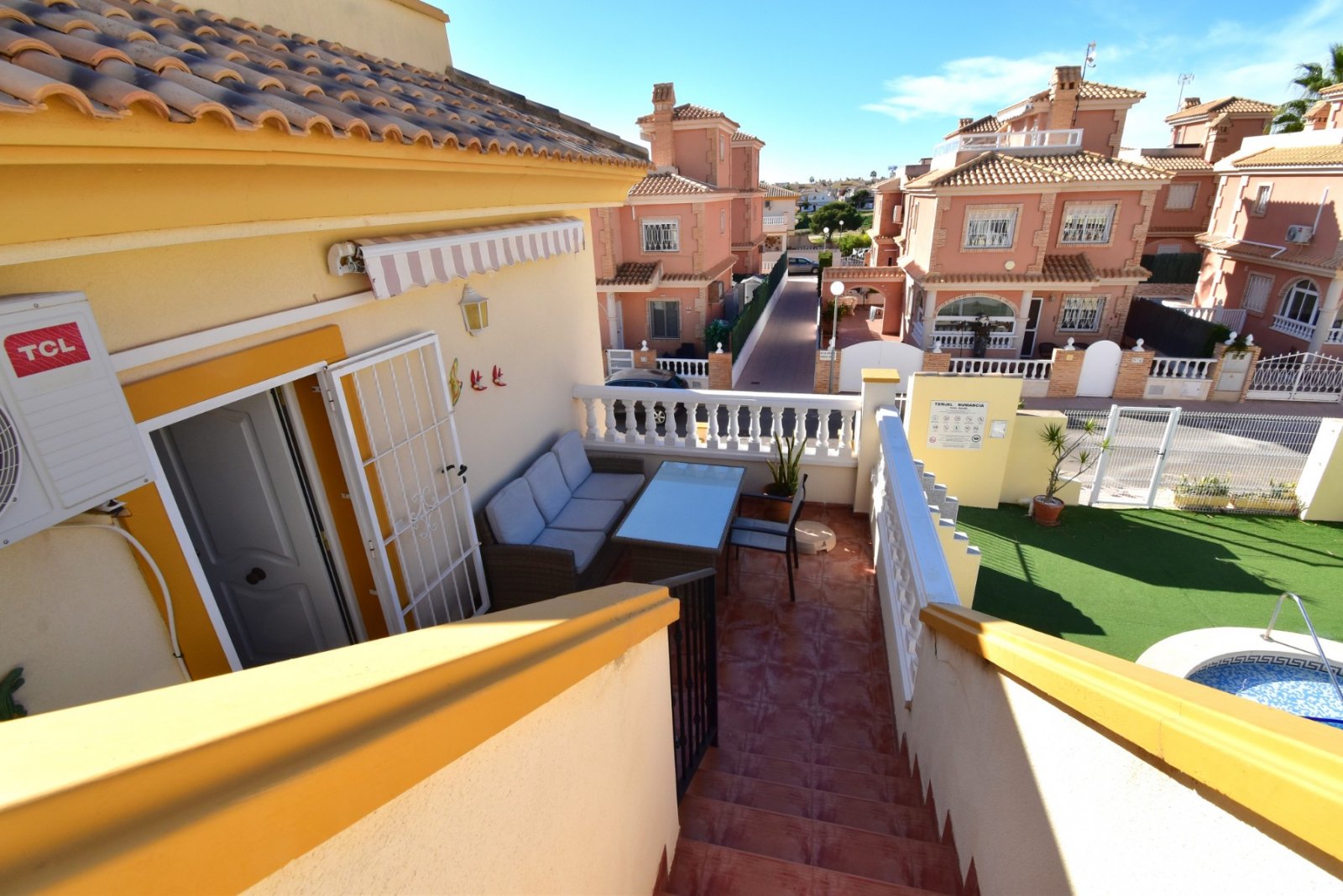 Top Floor Apartment with 2 bedrooms, 1 bathroom, roof terrace and communal pool