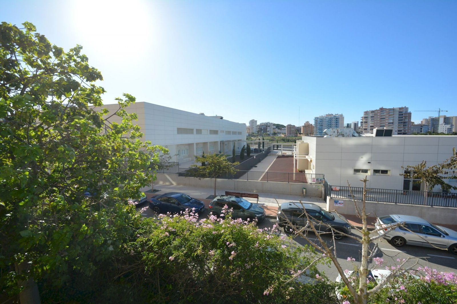 Apartment with 3 bedrooms, 2 bathrooms, communal pool and underground parking space