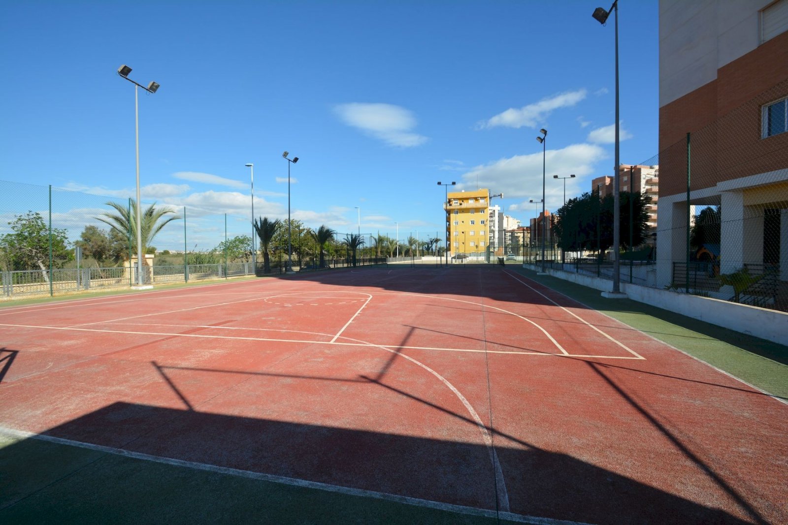 Apartment with 3 bedrooms, 2 bathrooms, communal pool and underground parking space