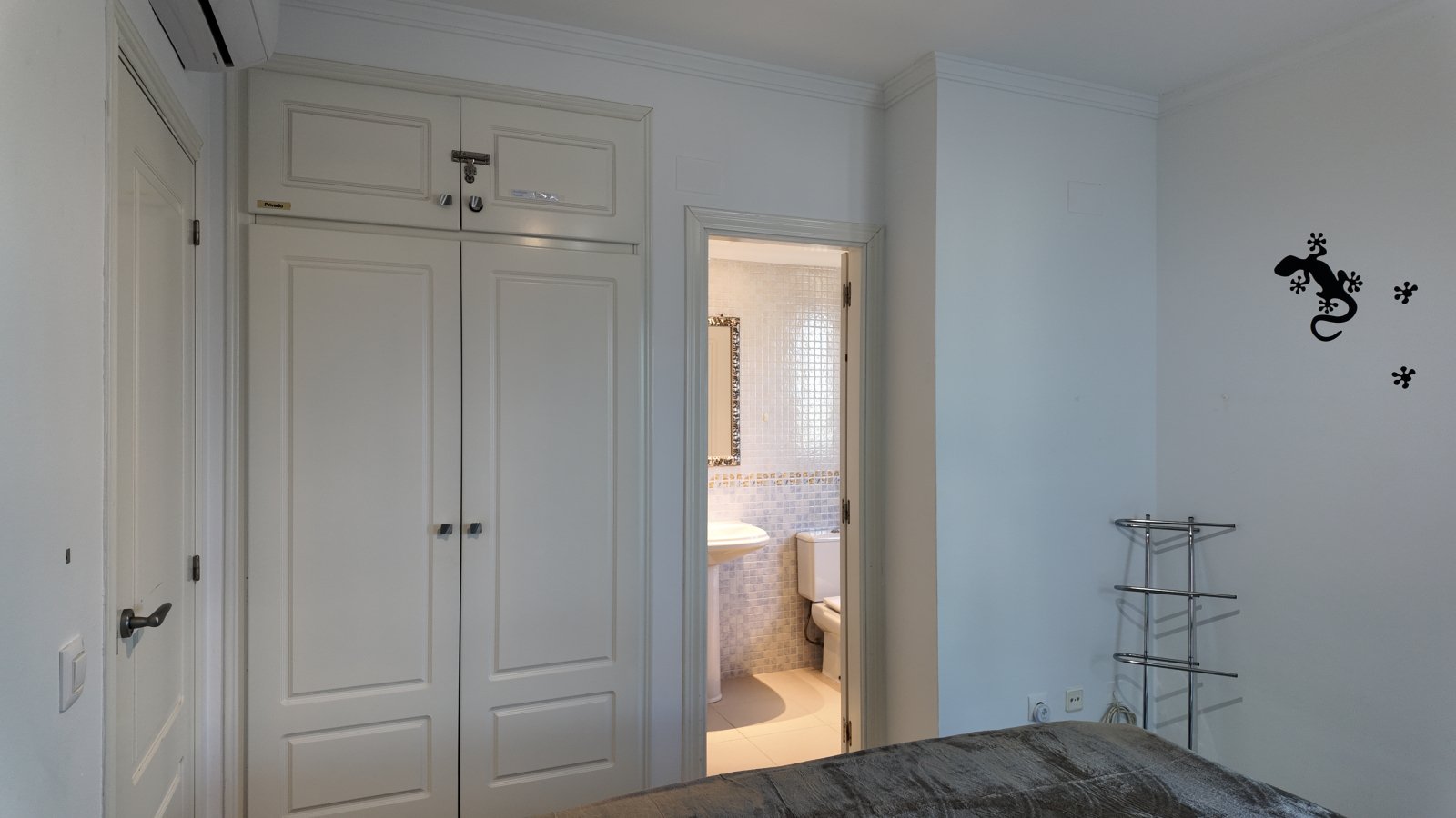 Exclusive apartment with 2 bedrooms and 2 bathrooms in a beautiful residential complex just 200 metres from the beach