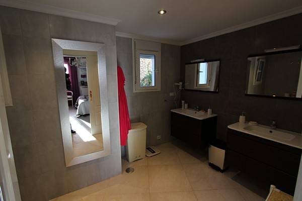 Beautiful villa with large private pool and impressive views over the coast