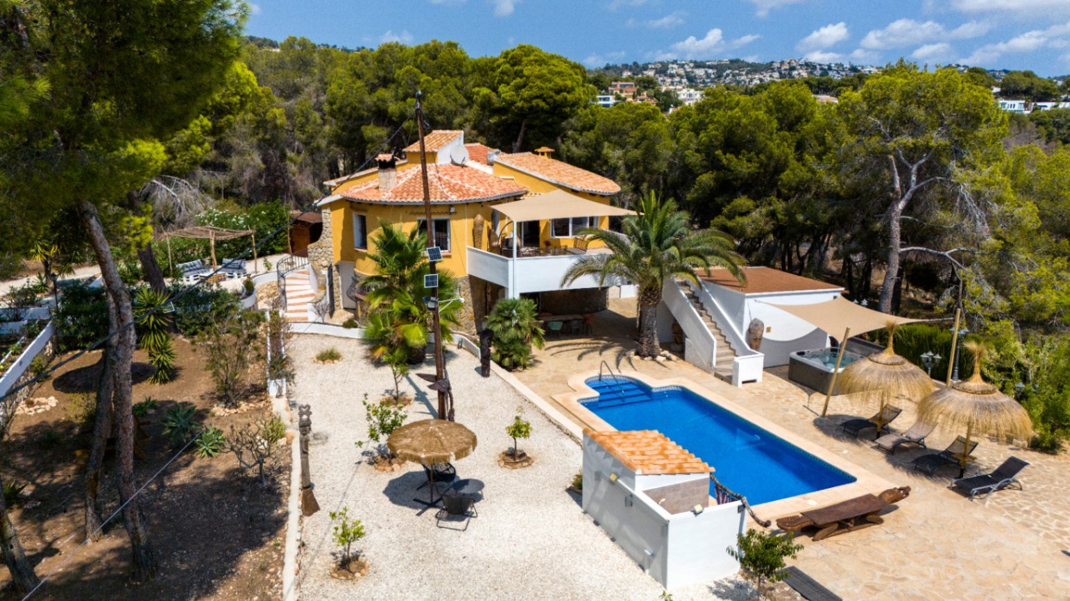 Benissa: Detached villa with two separate apartments within walking distance of the sea 