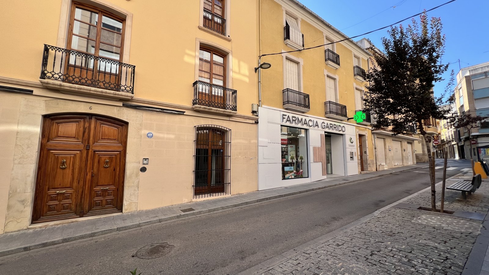 Prime Investment Property: Traditional Townhouse with Multiple Use Possibilities in the Center of Pego