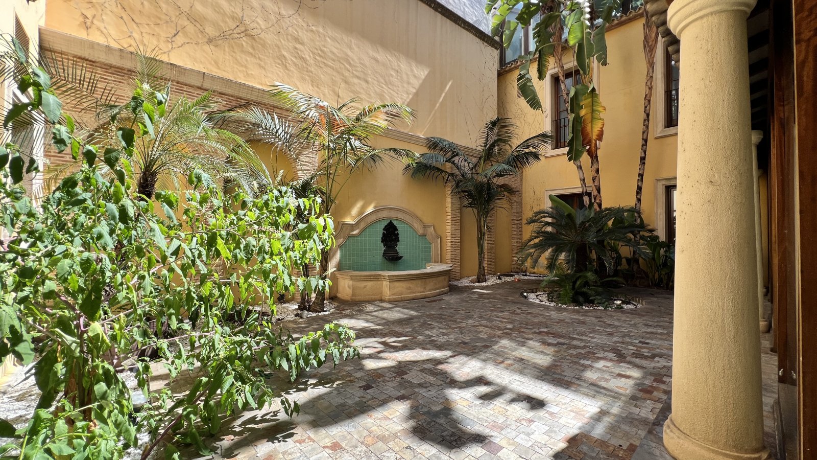 Prime Investment Property: Traditional Townhouse with Multiple Use Possibilities in the Center of Pego