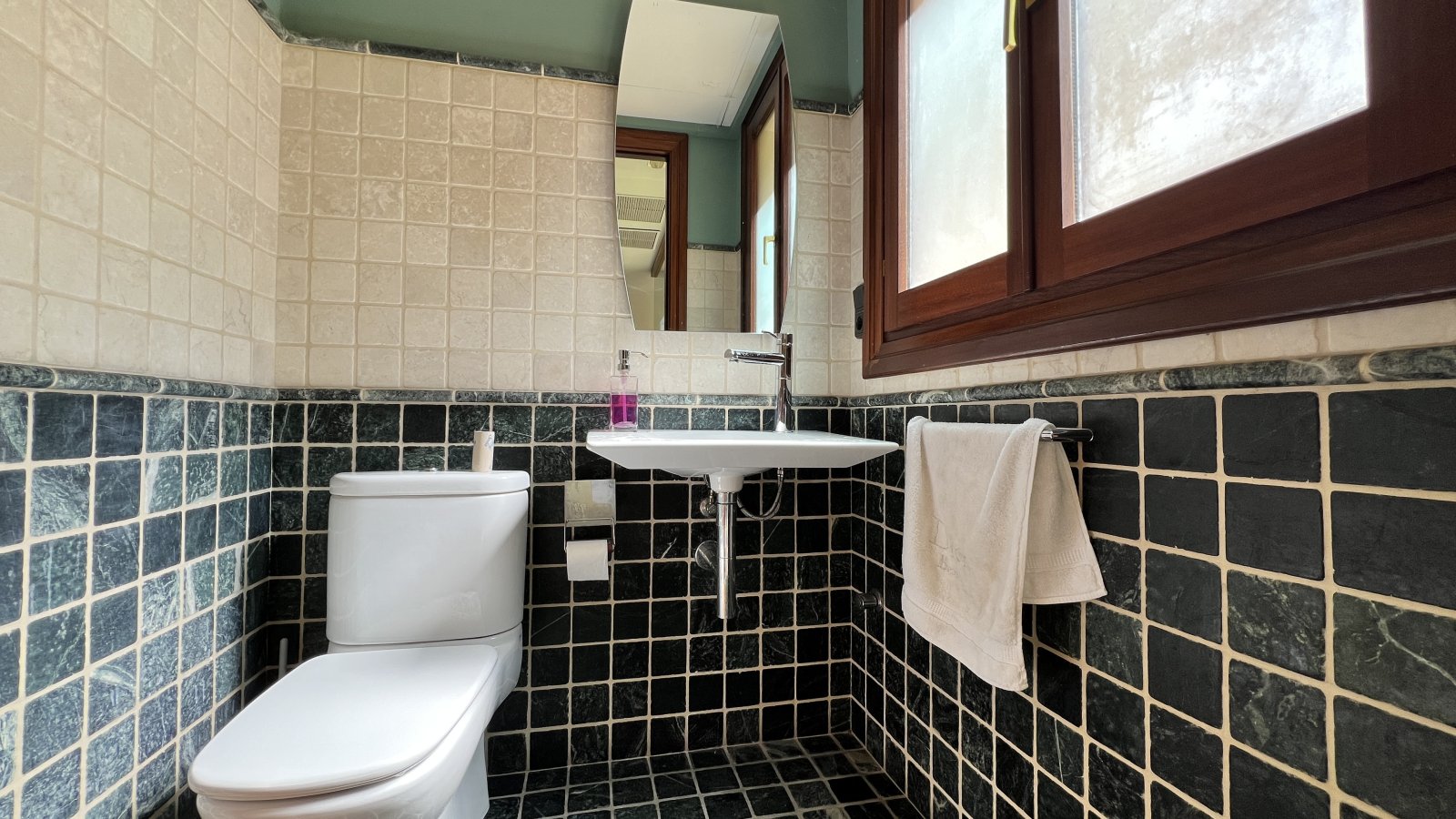 Prime Investment Property: Traditional Townhouse with Multiple Use Possibilities in the Center of Pego