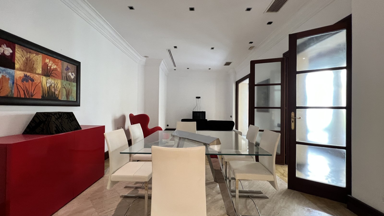 Prime Investment Property: Traditional Townhouse with Multiple Use Possibilities in the Center of Pego