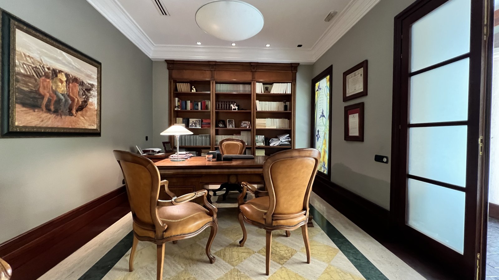 Prime Investment Property: Traditional Townhouse with Multiple Use Possibilities in the Center of Pego