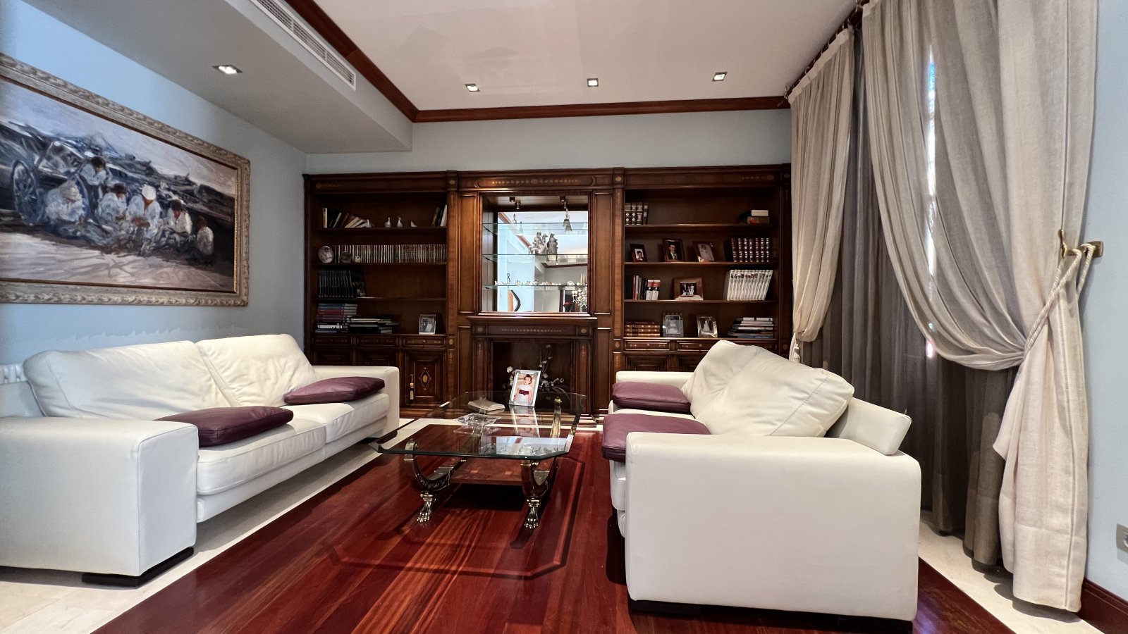 Prime Investment Property: Traditional Townhouse with Multiple Use Possibilities in the Center of Pego