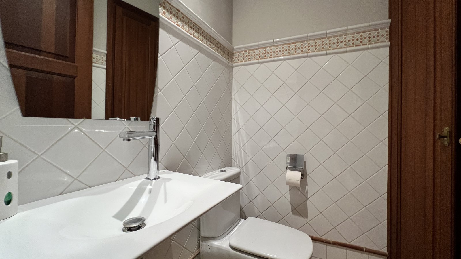 Prime Investment Property: Traditional Townhouse with Multiple Use Possibilities in the Center of Pego