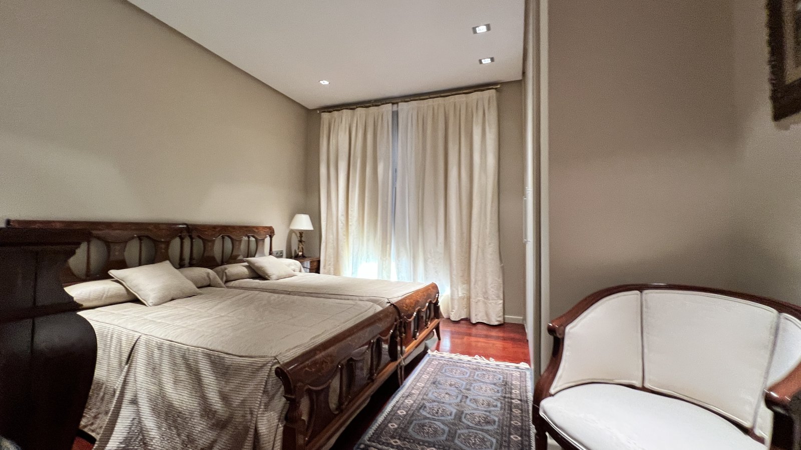 Prime Investment Property: Traditional Townhouse with Multiple Use Possibilities in the Center of Pego