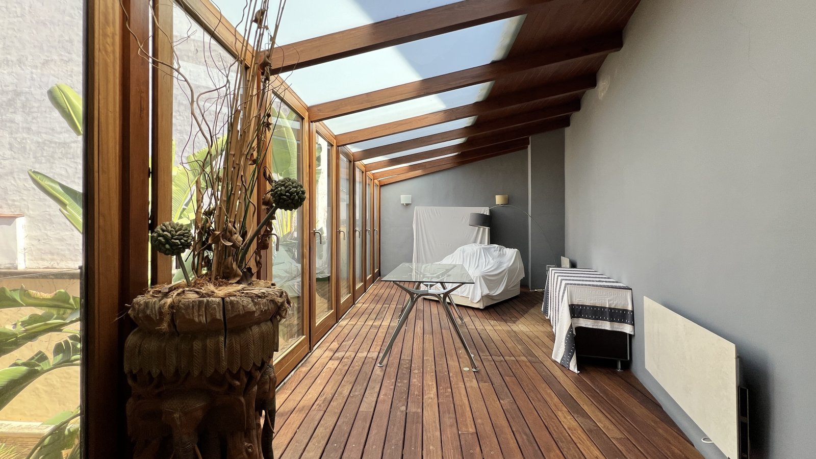 Prime Investment Property: Traditional Townhouse with Multiple Use Possibilities in the Center of Pego