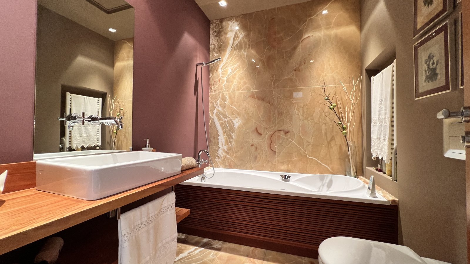 Prime Investment Property: Traditional Townhouse with Multiple Use Possibilities in the Center of Pego