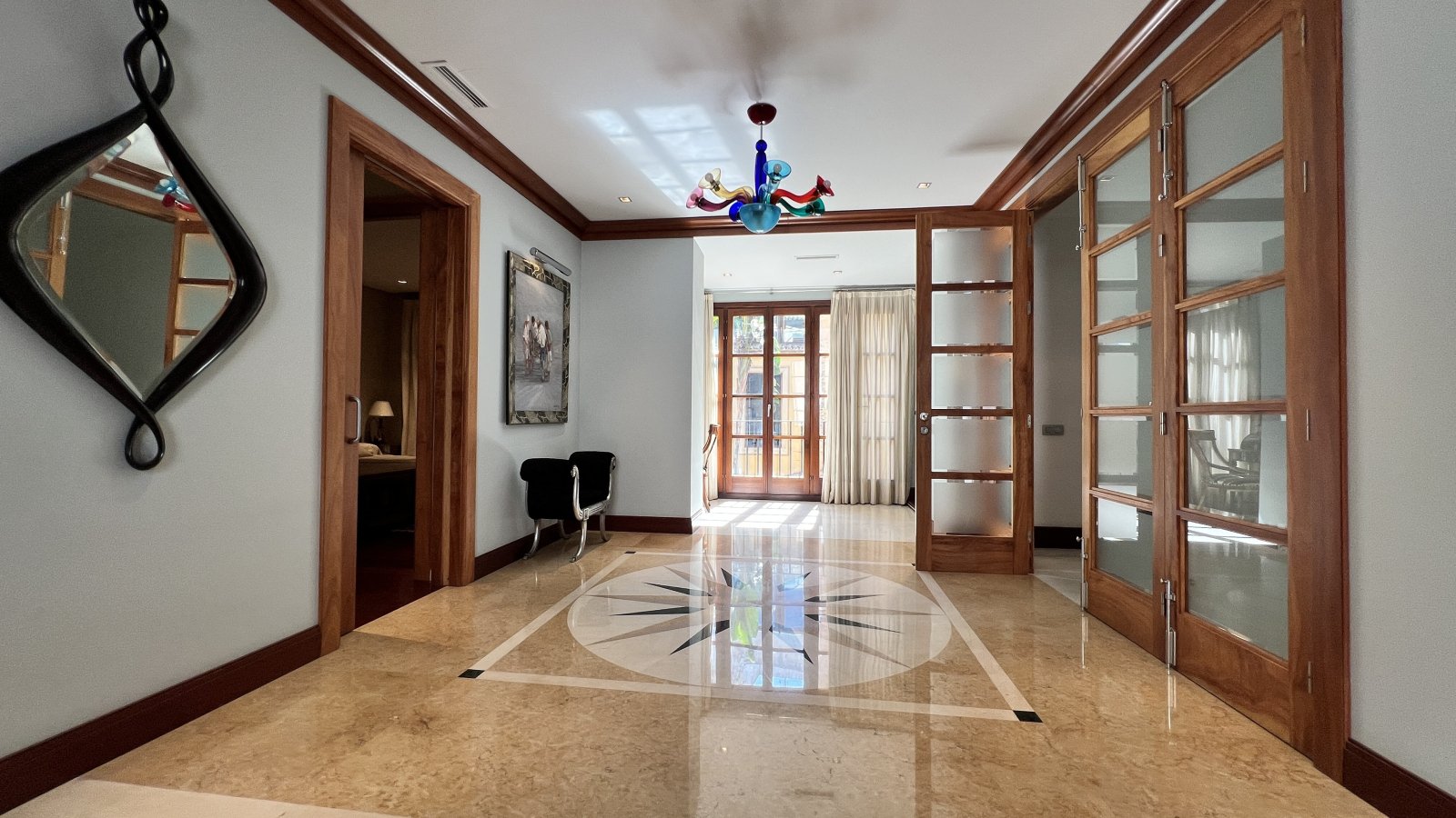 Prime Investment Property: Traditional Townhouse with Multiple Use Possibilities in the Center of Pego