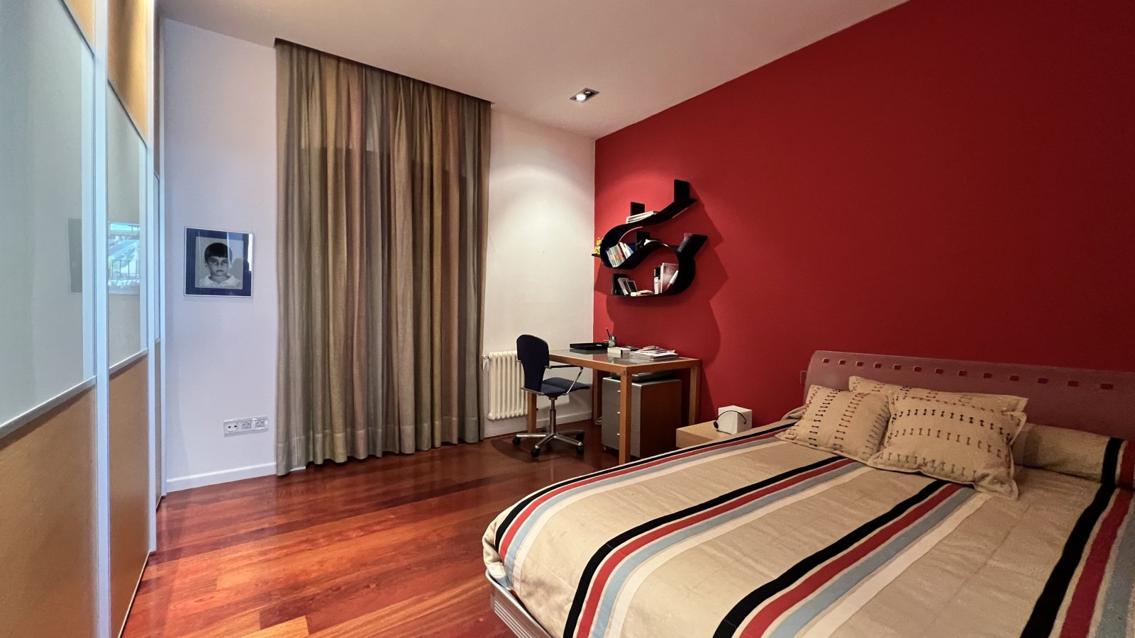 Prime Investment Property: Traditional Townhouse with Multiple Use Possibilities in the Center of Pego