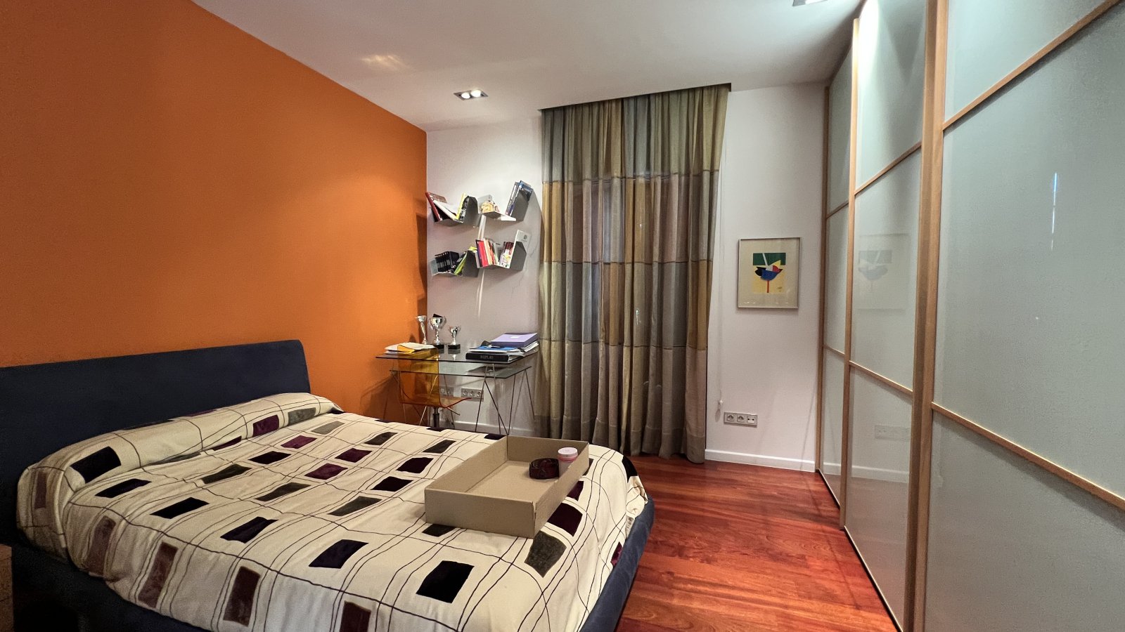 Prime Investment Property: Traditional Townhouse with Multiple Use Possibilities in the Center of Pego