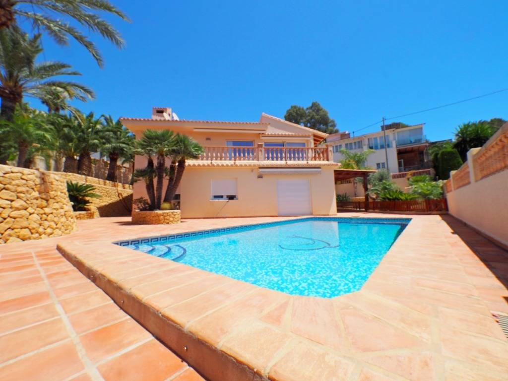 Beautiful villa with 3 bedrooms, 3 bathrooms, private pool, sea views and direct beach access